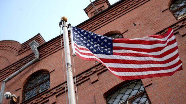 Флаг возле здания генерального консульства США в Екатеринбурге. Архивное фото