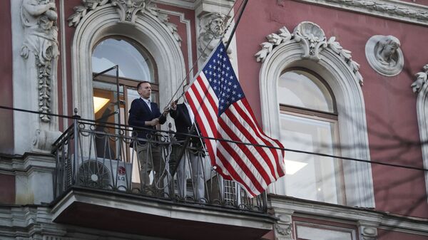 Сотрудники дипмиссии снимают государственный флаг США со здания американского генконсульства в Санкт-Петербурге