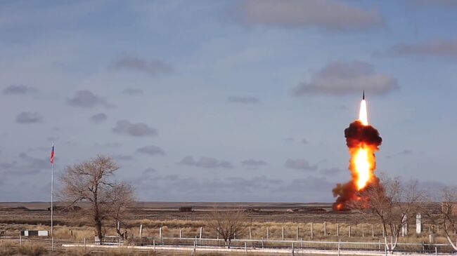 Испытательный пуск новой модернизированной ракеты российской системы ПРО на полигоне Сары-Шаган