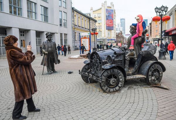 Жители города возле скульптурной композиции Банкир и Автомобилист в Екатеринбурге