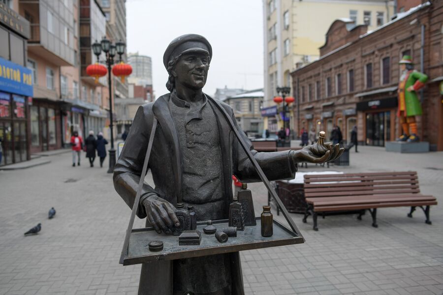 Скульптура Коробейник на улице Вайнера в Екатеринбурге