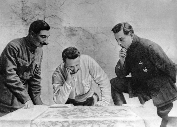 Семен Михайлович Буденный, Михаил Васильевич Фрунзе и Климент Ефремович Ворошилов разрабатывают план разгрома Врангеля, 1 июля 1920 года.