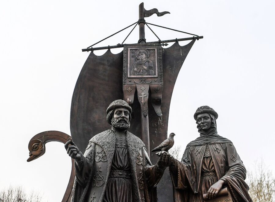 Памятник святым Петру и Февронии в Екатеринбурге