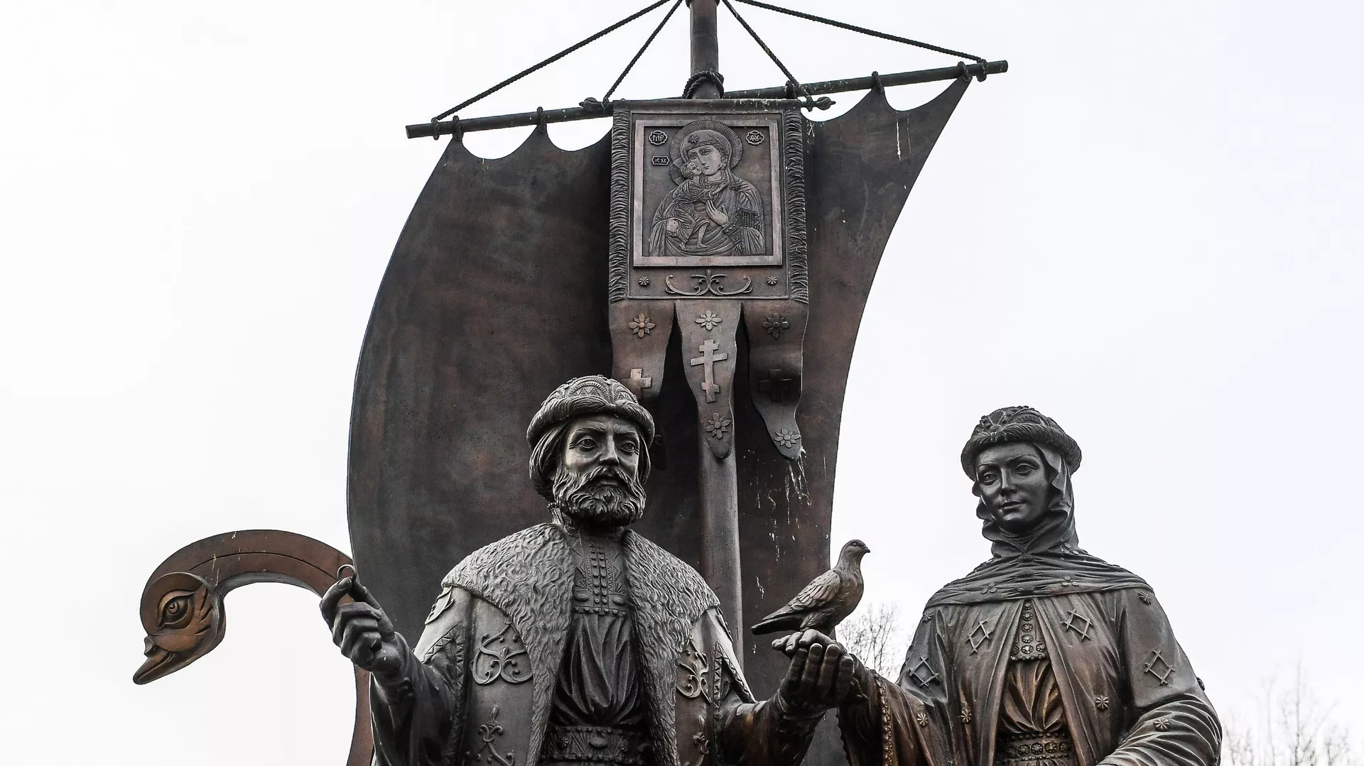 Памятник святым Петру и Февронии в Екатеринбурге - РИА Новости, 1920, 04.06.2024