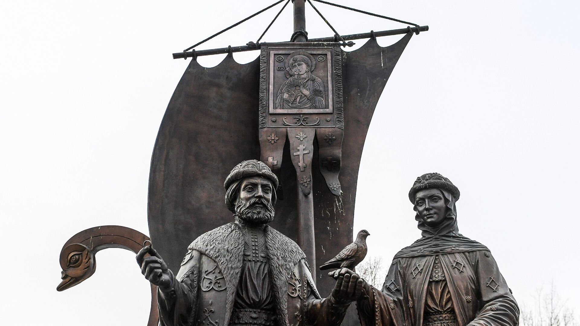 Памятник святым Петру и Февронии в Екатеринбурге - РИА Новости, 1920, 05.07.2024