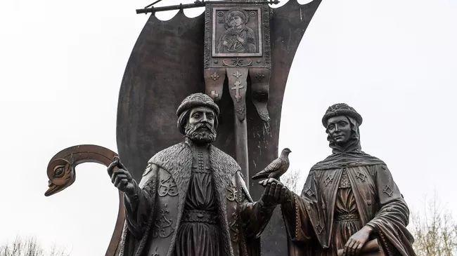 Памятник святым Петру и Февронии в Екатеринбурге