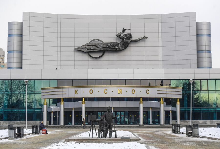 Памятник братьям Люмьер у киноконцертного театра Космос в Екатеринбурге
