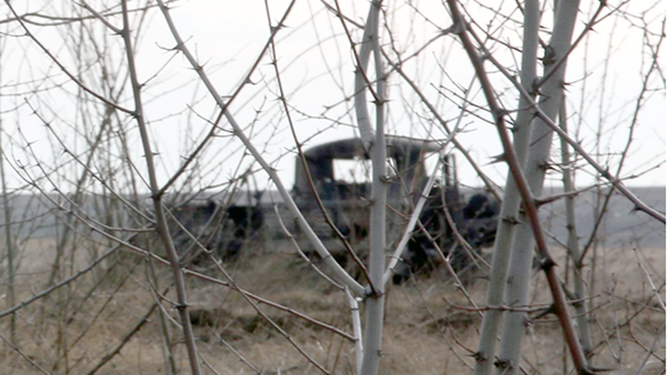 Расстрелянный украинскими силовиками медицинский автомобиль у линии соприкосновения в Донбассе. Архивное фото