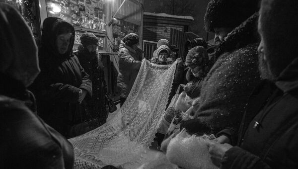 Женщины продают оренбургские платки на рынке в поселке Саракташ Оренбургской области