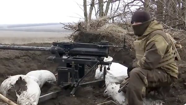 Стоп-кадр из репортажа телеканала 2+2 с места боевых действий в Донбассе