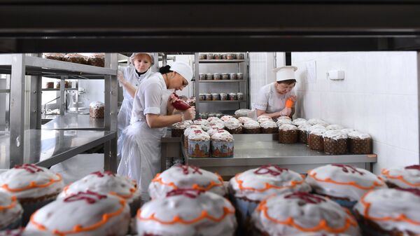 Украшение готовых пасхальных куличей в пекарне Троице-Сергиевой Лавре в городе Сергиев-Посад