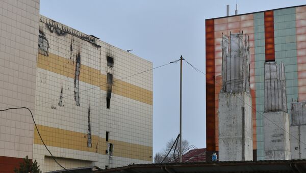 Следы пожара на фасаде торгово-развлекательного центра Зимняя вишня в Кемерово