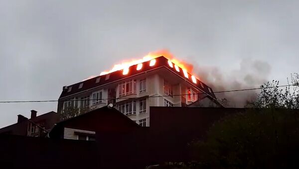 Огонь охватил пятиэтажный дом в центре Сочи. Кадры пожара
