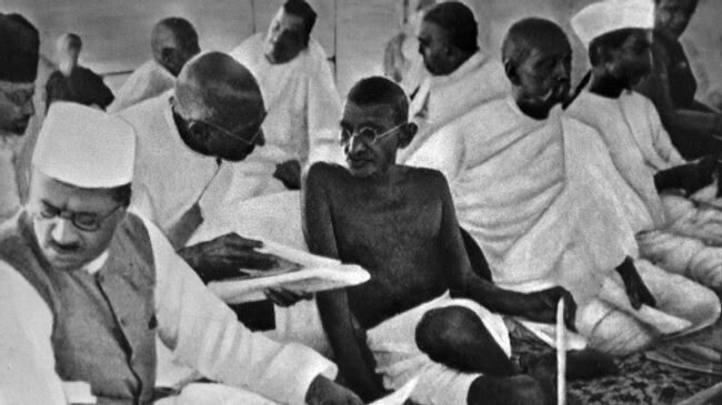 Махатма Ганди среди членов Национального конгресса в Бомбее, 1934 год.