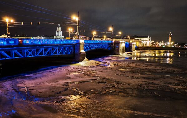 Дворцовый мост в Санкт-Петербурге, подсвеченный синим цветом в рамках международной акции Зажги синим (Light It Up Blue), которая приурочена к Всемирному дню распространения информации об аутизме