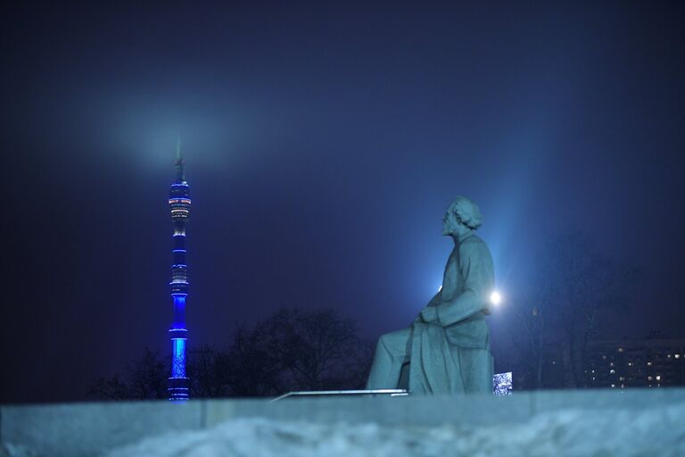 Останкинская телебашня в Москве, подсвеченная синим цветом в рамках международной акции Зажги синим (Light It Up Blue), которая приурочена к Всемирному дню распространения информации об аутизме