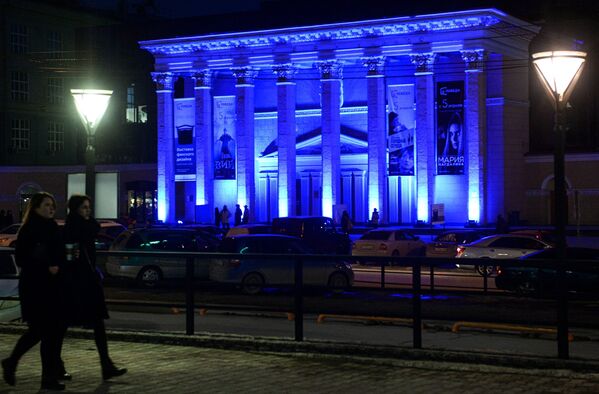 Здание кинотеатра Победа в Новосибирске, подсвеченное синим цветом в рамках международной акции Зажги синим (Light It Up Blue), которая приурочена к Всемирному дню распространения информации об аутизме