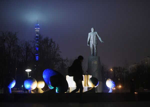 Скульптурная композиция «Солнечная система» и Останкинская телебашня в Москве, подсвеченные синим цветом в рамках международной акции Зажги синим (Light It Up Blue), которая приурочена к Всемирному дню распространения информации об аутизме