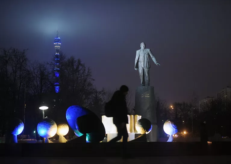 Скульптурная композиция «Солнечная система» и Останкинская телебашня в Москве, подсвеченные синим цветом в рамках международной акции Зажги синим (Light It Up Blue), которая приурочена к Всемирному дню распространения информации об аутизме Скульптурная композиция «Солнечная система» и Останкинская телебашня в Москве, подсвеченные синим цветом в рамках международной акции Зажги синим (Light It Up Blue), которая приурочена к Всемирному дню распространения информации об аутизме