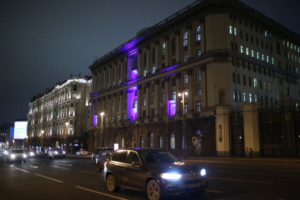 Здание Министерства образования и науки Российской Федерации в Москве, подсвеченное синим цветом в рамках международной акции Зажги синим (Light It Up Blue), которая приурочена к Всемирному дню распространения информации об аутизме