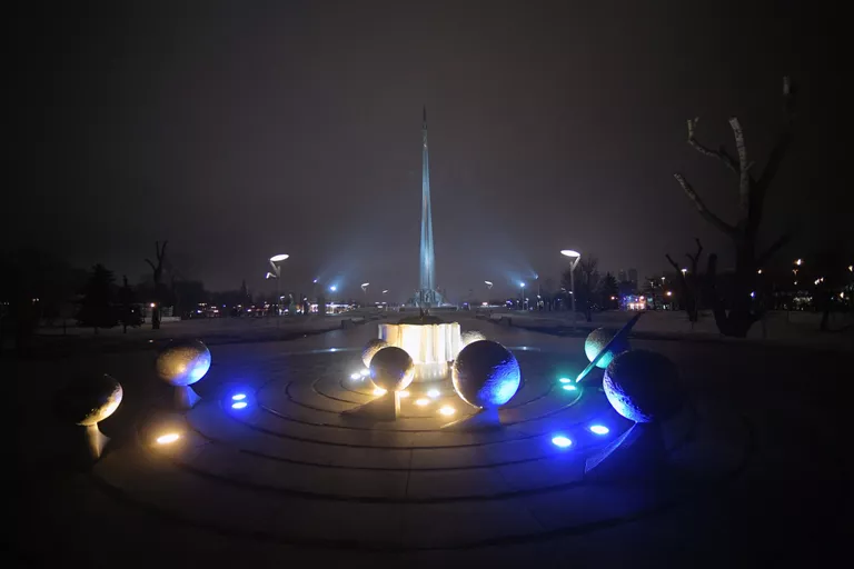 Скульптурная композиция «Солнечная система» в Москве, подсвеченная синим цветом в рамках международной акции Зажги синим (Light It Up Blue), которая приурочена к Всемирному дню распространения информации об аутизме Скульптурная композиция «Солнечная система» в Москве, подсвеченная синим цветом в рамках международной акции Зажги синим (Light It Up Blue), которая приурочена к Всемирному дню распространения информации об аутизме
