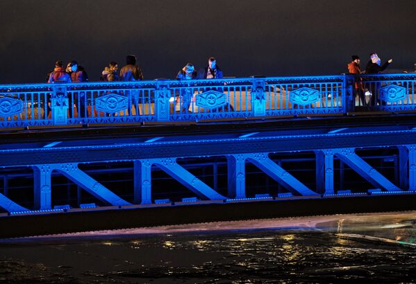 Дворцовый мост в Санкт-Петербурге, подсвеченный синим цветом в рамках международной акции Зажги синим (Light It Up Blue), которая приурочена к Всемирному дню распространения информации об аутизме