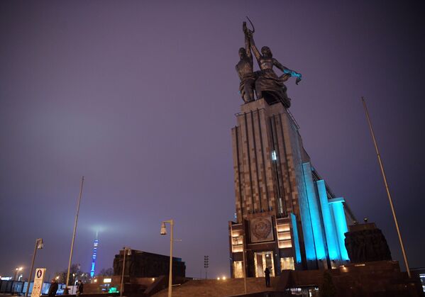 Статуя на здании выставочного центра Рабочий и колхозница в Москве, подсвеченная синим цветом в рамках международной акции Зажги синим (Light It Up Blue), которая приурочена к Всемирному дню распространения информации об аутизме
