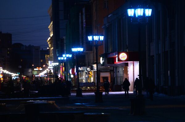 Фонари на пешеходной улице Вайнера в городе Екатеринбурге, горящие синим цветом в рамках международной акции Light It Up Blue (Зажги синим), которая приурочена к Всемирному дню распространения информации об аутизме