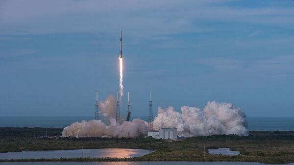 Старт ракеты-носителя Falcon 9 с космодрома на мысе Канаверал