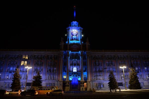 Здание городской администрации Екатеринбурга, подсвеченное синим цветом в рамках международной акции Зажги синим (Light It Up Blue), которая приурочена к Всемирному дню распространения информации об аутизме