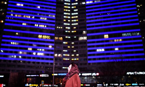 Здание на Новом Арбате в Москве, подсвеченное синим цветом в рамках международной акции Зажги синим (Light It Up Blue), которая приурочена к Всемирному дню распространения информации об аутизме