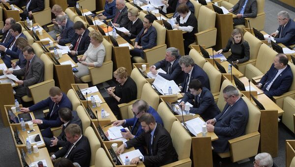 Депутаты перед началом пленарного заседания Государственной Думы РФ. 3 апреля 2018