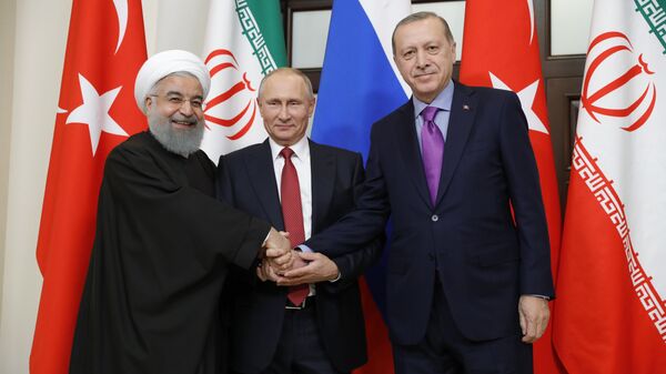 Президент РФ Владимир Путин, президент Ирана Хасан Рухани и президент Турции Реджеп Тайип Эрдоган во время встречи в Сочи. 22 ноября 2017 