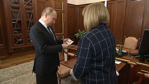 Глава ЦИК вручила Путину удостоверение президента России