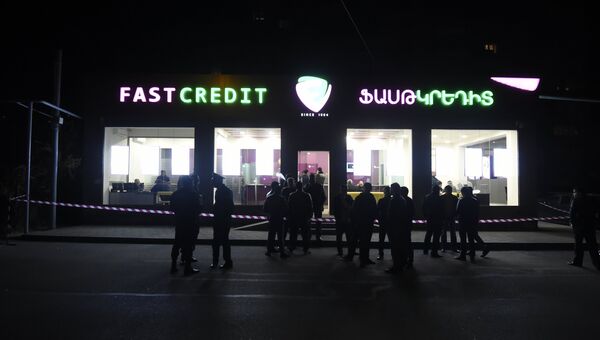 Сотрудники полиции Армении ококло места взрыва в ресторане быстрого питания Burger King в центре Еревана