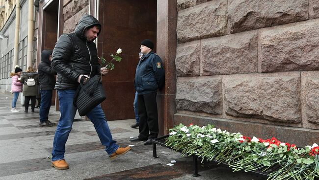 Участник акции Тысяча белых роз, посвящённой годовщине террористического акта в Санкт-Петербургском метрополитене. 3 апреля 2017