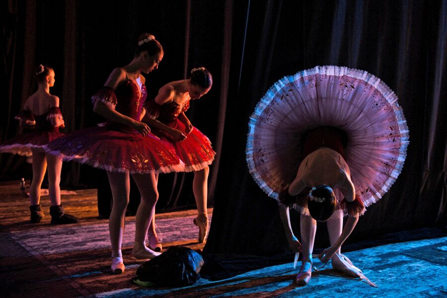 Учащиеся Новосибирского государственного хореографического училища во время ежегодного выпускного концерта на большой сцене Новосибирского академического театра оперы и балета (НОВАТ)
