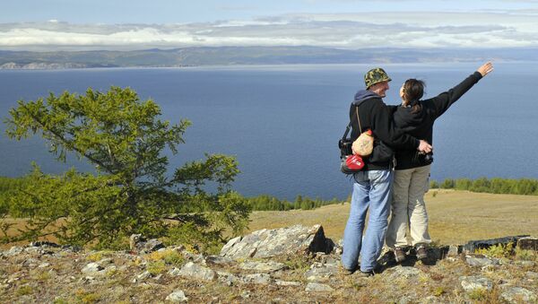 Туристы на острове Ольхон. Прибайкальский национальный парк.