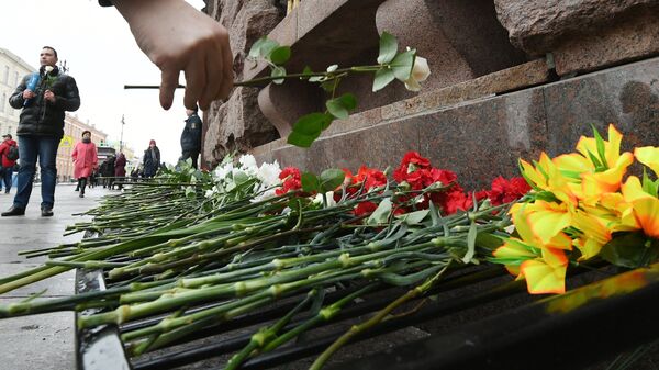 Участник акции Тысяча белых роз, посвящённой годовщине террористического акта в Санкт-Петербургском метрополитене