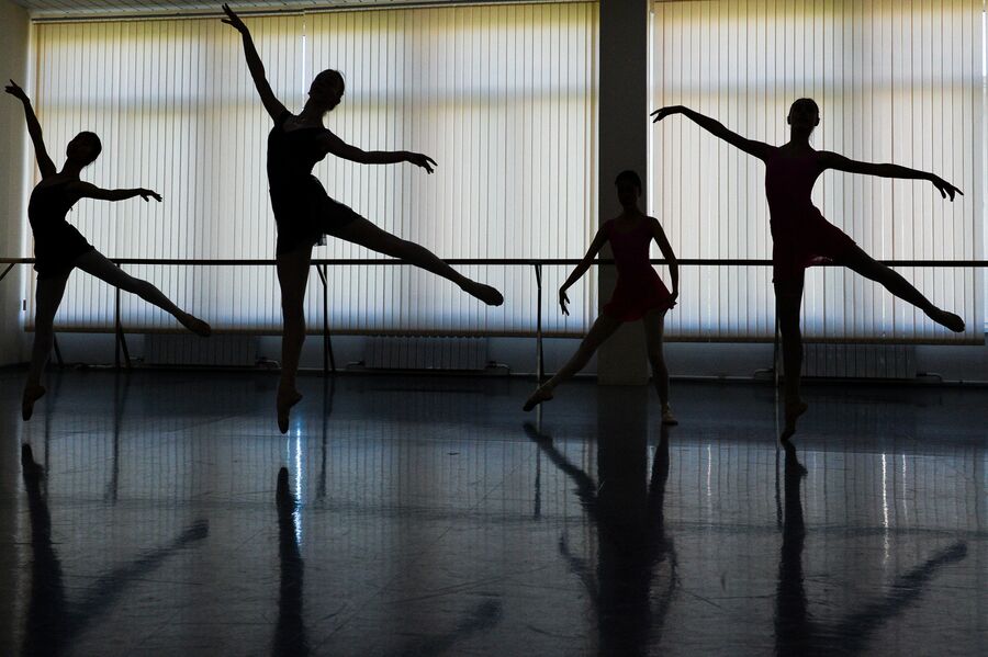 Балерины в балетном классе 