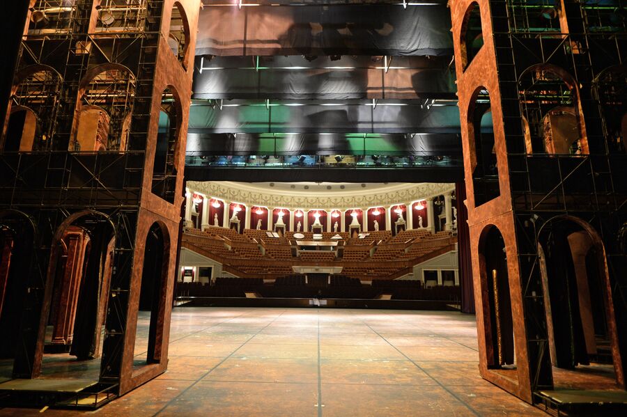 Вид на зрительный зал Новосибирского оперного театра со сцены