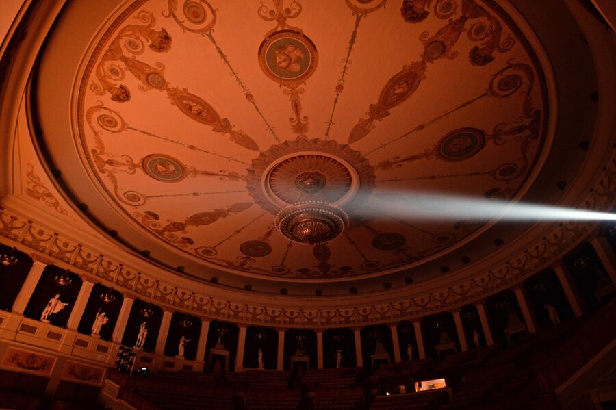 Потолок зрительного зала Новосибирского оперного зала. В пространстве галереи установлены 16 мраморных скульптур – копии работ античных мастеров