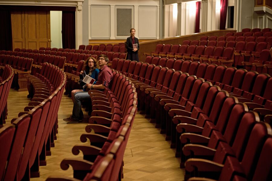 Зрители перед началом спектакля в Новосибирском оперном театре