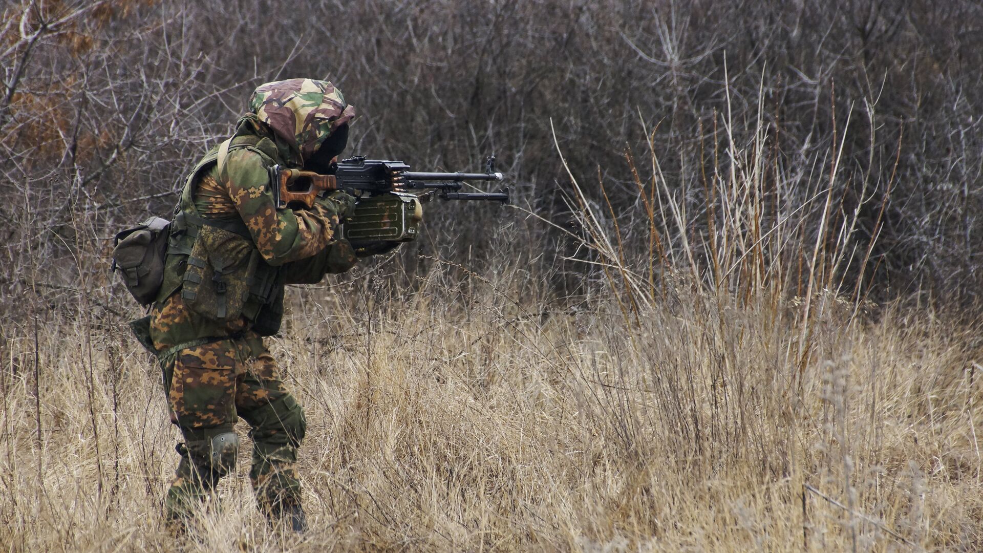 Военнослужащий разведывательного подразделения Народной милиции ЛНР на учениях в Луганской области - РИА Новости, 1920, 30.03.2021