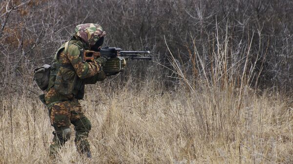 Военнослужащий разведывательного подразделения Народной милиции ЛНР на учениях в Луганской области