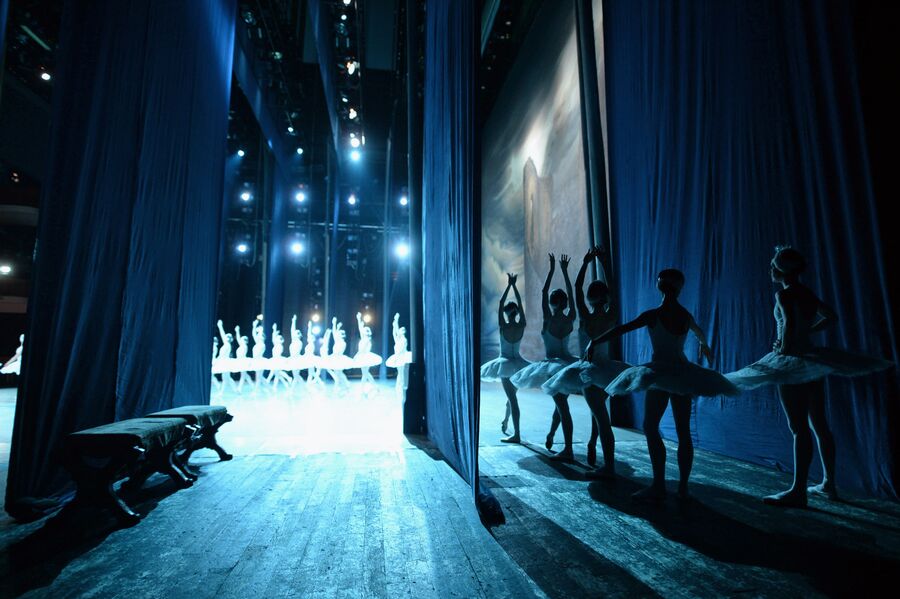 Балерины ожидают выхода на сцену