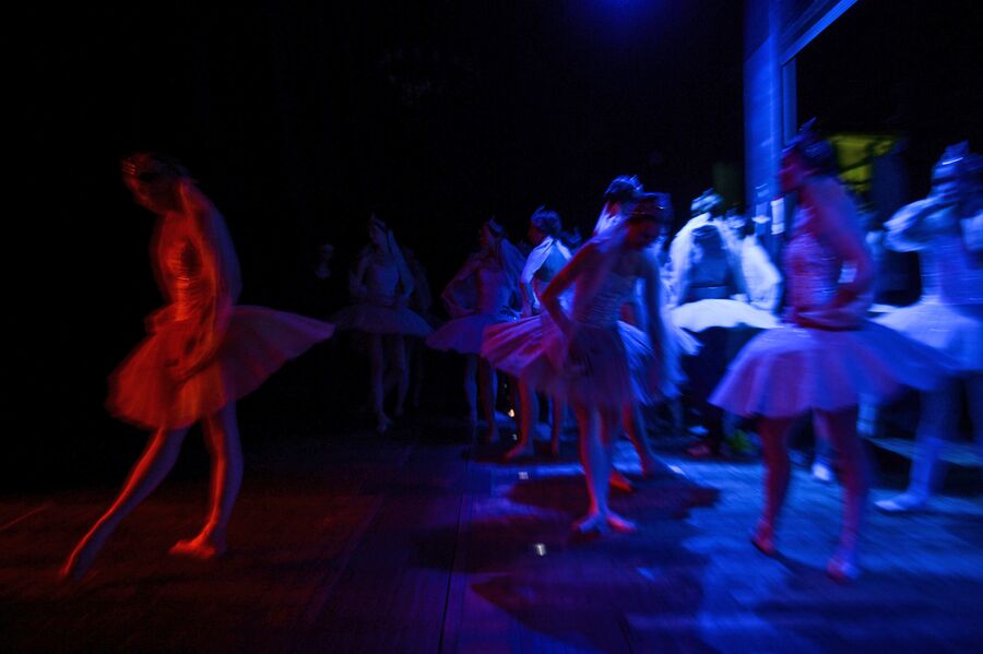 Балерины за кулисами перед выходом на сцену