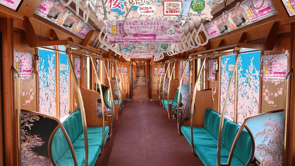 Поезд с изображением цветущей сакуры в токийском метро