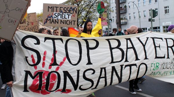 Участники акции в Берлине против американского концерна Monsanto