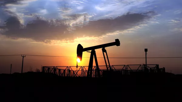 Нефтяной станок-качалка. Архивное фото
